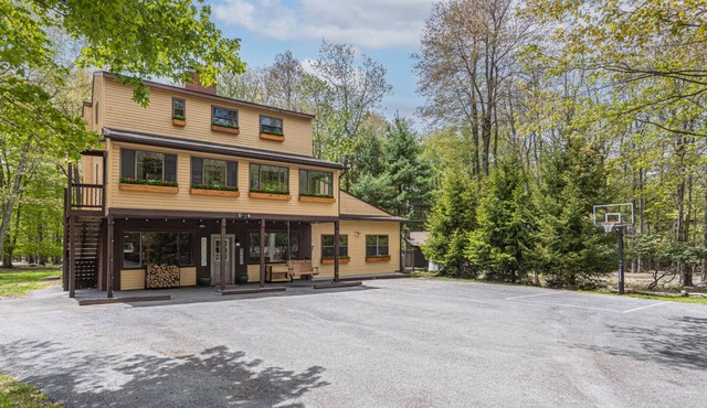 Mountain House Hot Tub Pool Table Fire Pit Private beach Walkable to the Lake.