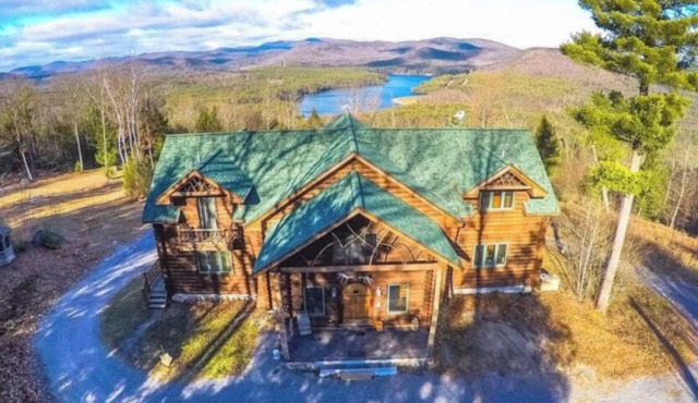 Mountain top, dream log cabin! 100+ acres! 20 min to lake George & Saratoga!