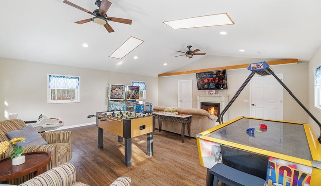 Movie Theater, Gameroom, Hot tub, Secluded, Firepit, Pets