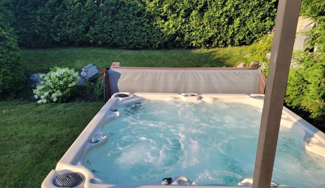 Mt-St-Hilaire, 10 Minute walk to Train Station, train to downtown Montreal