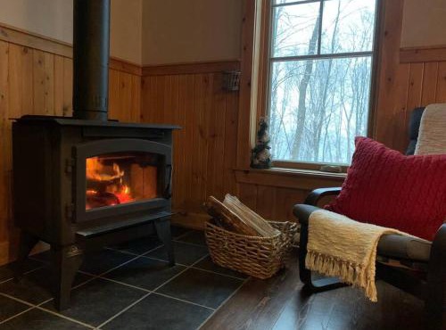 Nature retreat with HOT TUB and lake access & watercraft in Saint Adolphe D'Howard