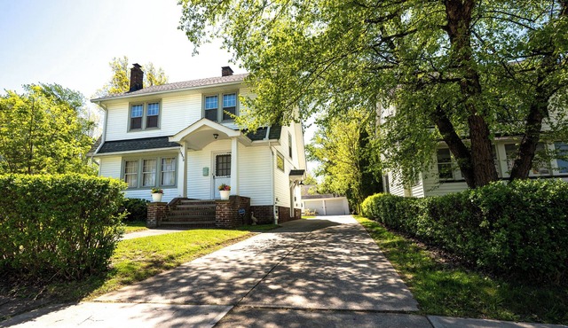 Near Cleveland King Bed Soaking Tub Hulu Fast WiFi Remote Work Ready