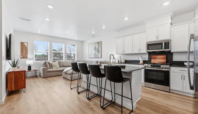 Near Eagle Island | Pool | 2 King Beds | Parking | Smart TV in Eagle