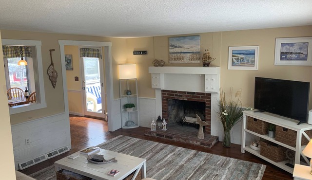 Near Follins Pond in South Dennis. Roomy and adorable!