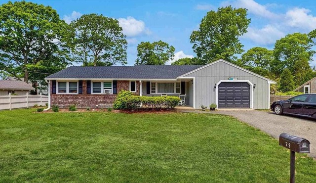 Neighborhood charmer with deck, W/D, Outdoor shower, Dog friendly, Wifi