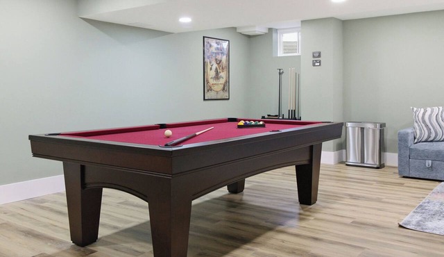 NEW Bocce, Outdoor Ping Pong, Pool Table, walk to the Beach at Jenkins Pond!