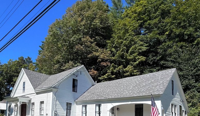 New! Cozy 4bedroom autumn and winter retreat in the heart of S. Londonderry, VT