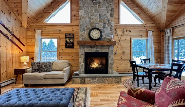New Cozy and Private Log Cabin minutes from Bretton Woods, Cannon, Bethlehem. Pet friendly!