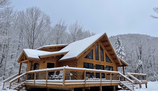New Custom Log Home 3BR, Loft, 2.5 Bath, Sleeps 8