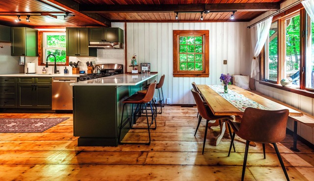 New England Lake View Chalet near Downtown Wilmington & Mt Snow l Pet Friendly