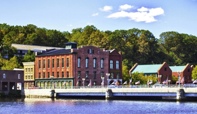 New HighEnd 2 bedroom condo in Charming Westport with fitness room/Walk to town