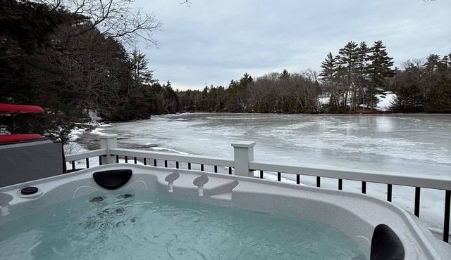 New HOT TUB Soak n Stay Huge Game Room Fast WiFi 4 TVs Fire Pit Grill Leaf Peep