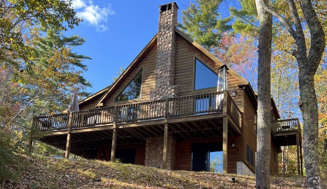 NEW - Lake house for family fun & relaxation - game room, fire pit, deck, & dock