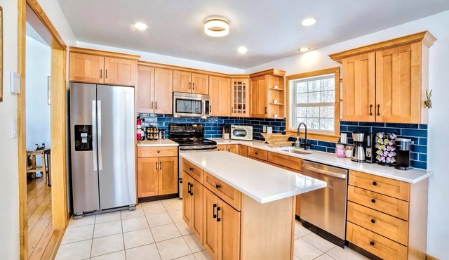 NEW LAKEFRONT Retreat, relaxation with AC, Game Room, boating, epic yard & view in Pocono Summit