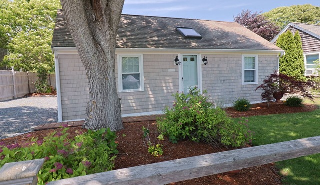 New Listing-Cozy Cottage. Short Walk to North Side Beaches Near Sesuit Harbor