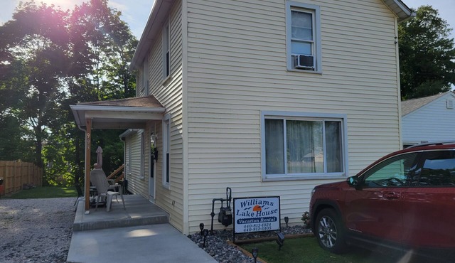 New listing Lake House 2 minute walk to beach