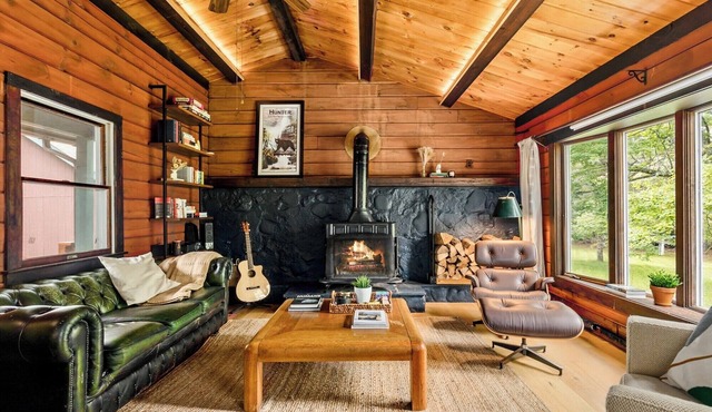NEW:Luxury 4BR Log Cabin surrounded by trees in Hunter. Near Hiking & Waterfalls