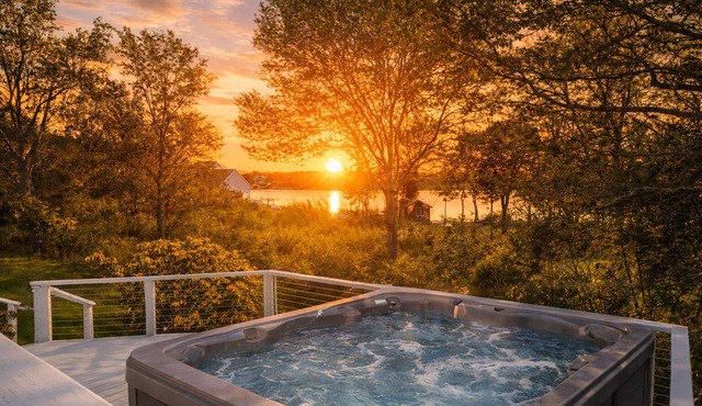NEW Luxury Waterfront - Hot tub, Sauna, Game Room