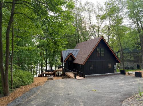 New Modern Lakefront Close to Wisp