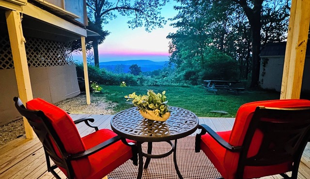 New Outdoor Living Room!Nature Lover’s Mountaintop Retreat, Privacy and Quiet.