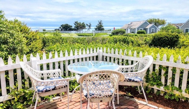 New Seabury cottage, stunning ocean views, steps to private beach in maushop