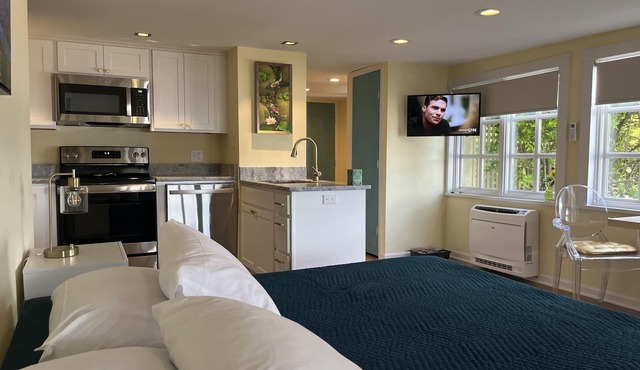 NEWER BUILT Romantic Getaway on the Shores of Keuka Lake!