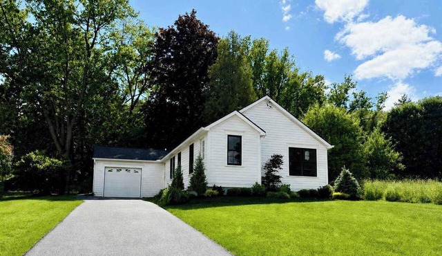 Newly built 2bed/2 bath, pet friendly, walk to village!