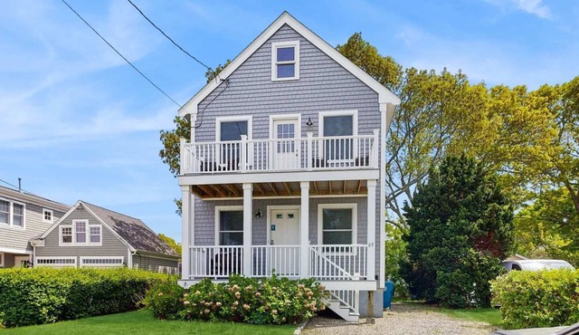 Newly built bayview home, steps to dock/launch on Great Pond - small dogs OK
