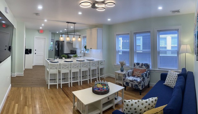 NEWLY RENOVATED. 10 MINS TO BOTON. 3bds/2bths in a small friendly neighborhood.