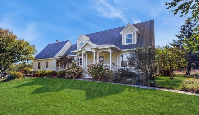Newly Renovated Charming House with Cozy Fireplace & Outdoor Entertainment Areas