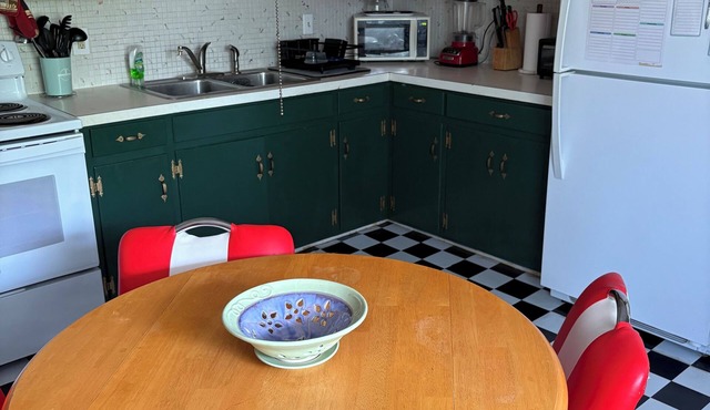 Newly renovated downstairs 3 bed apartment for working traveling professionals