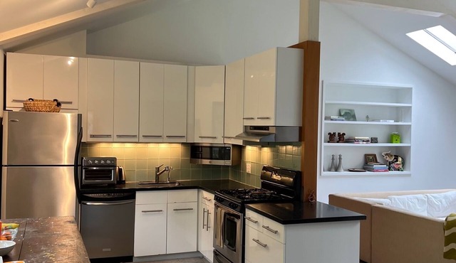 Newly renovated light filled Springs home, walking distance to bay beach