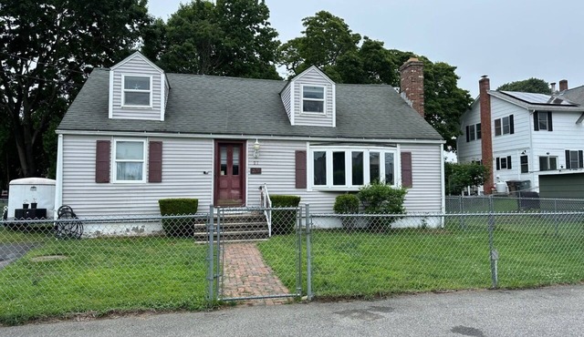 Niantic Beach House! Sleeps 8 — 500 ft to Crescent Beach + Fenced Yard, Pets Ok!