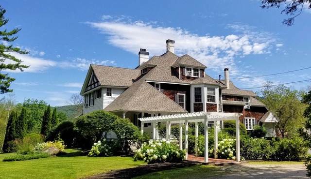 Nirvana Manor: Spacious Elegant Historic Cottage- View, Skiing, Story Land, More
