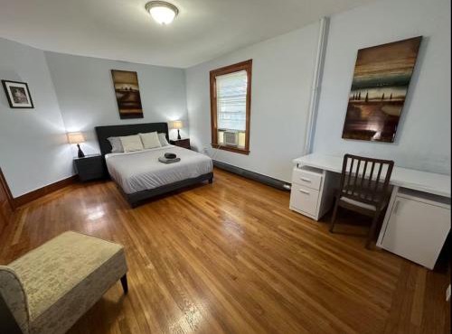 -No50- Lovely Spacious Room in a House - 10 min to Green Line and Red Line T Stations & Tufts University - Centrally Located at Somerville Boston