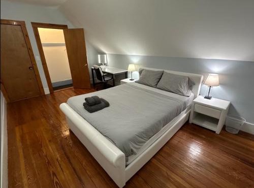 -No54- Lovely Large Room in a House - 10 min to Green Line and Red Line T Stations & Tufts University - Centrally Located at Somerville Boston