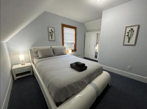 -No55- Lovely Large Room in a House - 10 min to Green Line and Red Line T Stations & Tufts University - Centrally Located at Somerville Boston