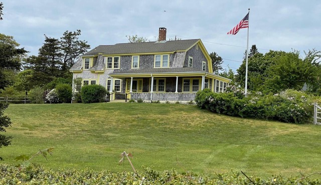 North Chatham Beachwalk -Spacious 6 bedroom walk to beach sprawling private yard