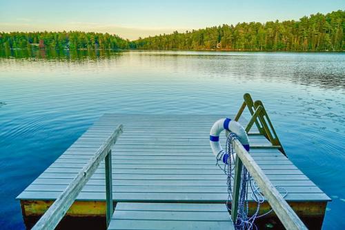 Northern Nest MDI Lakefront Single-Level, Dual King Bedrooms & Private Dock