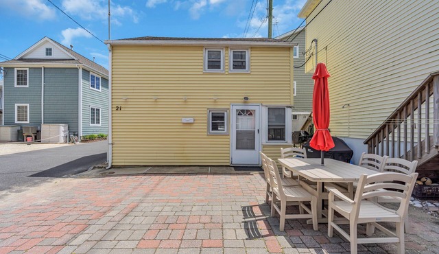 Ocean Beach 1: Charming 3 Bedroom 1 Bath Beach Block Home
