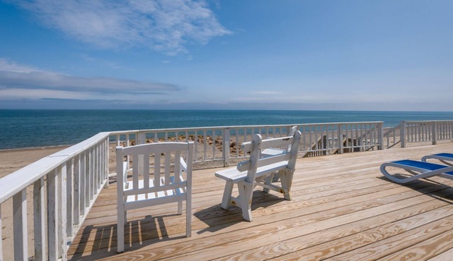 OCEANFRONT Classic beach cottage on Spring Hill Beach with great views and AC!