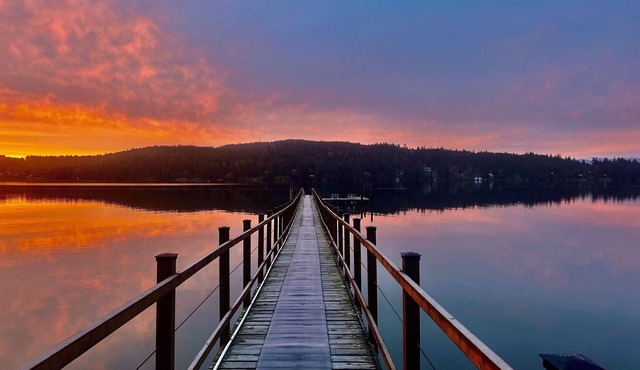 Oceanfront Cottage: Dock, Beach Access, Hot Tub, BBQ & Free Kayaks in Sooke