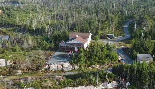 OCEANFRONT RUSTIC ESCAPE with Hottub and Sauna can Sleep 8! in Port Dufferin