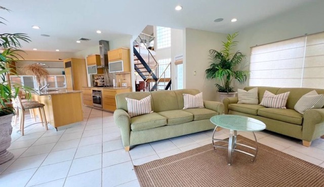 Oceanview beach house with private beaches in Lido Beach