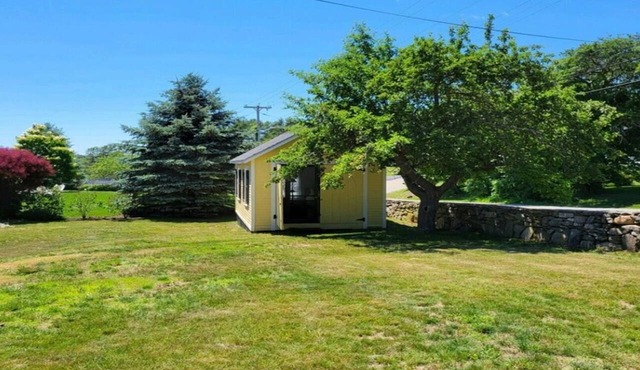 Oceanview Classic Maine Cottage within 1 minute walk to Cape Neddick Beach