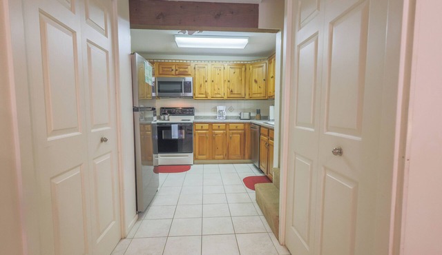 Official Seasons RMC Condo 02F - 1 bedroom + loft - sleeps 8 - No Fees