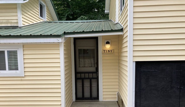 One bedroom cottage walk to beach and downtown