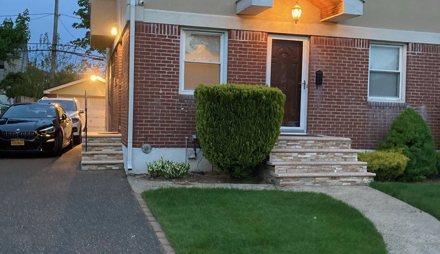 One bedroom walk down with private entrance ,ten minutes from JFK Airport.
