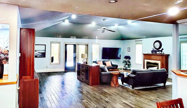 One of NOTL’s Largest Bungalows l 3 Ensuite Bedrooms | 4 King Beds |Games & Deck