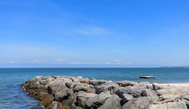 Open Breezy Bungalow with Beach Access By Summer